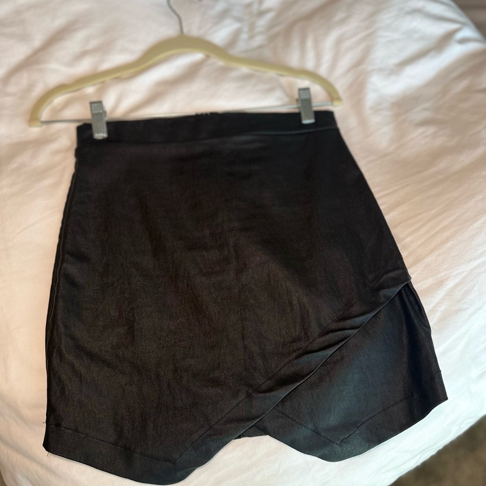 Women’s bodycon black skirt from AKIRA